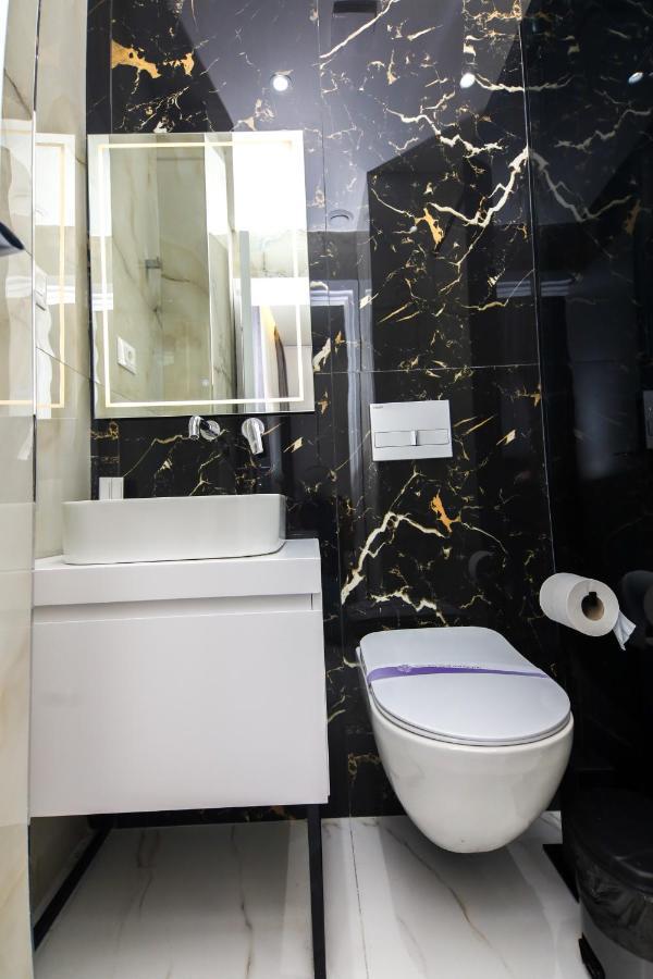 N Hotel City Center By Noshi Tirana Bagian luar foto
