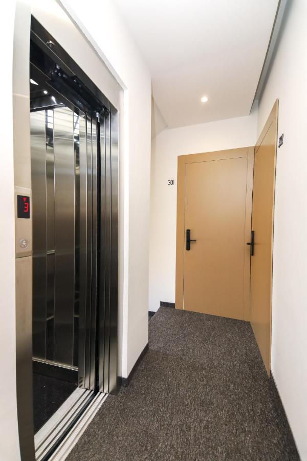 N Hotel City Center By Noshi Tirana Bagian luar foto
